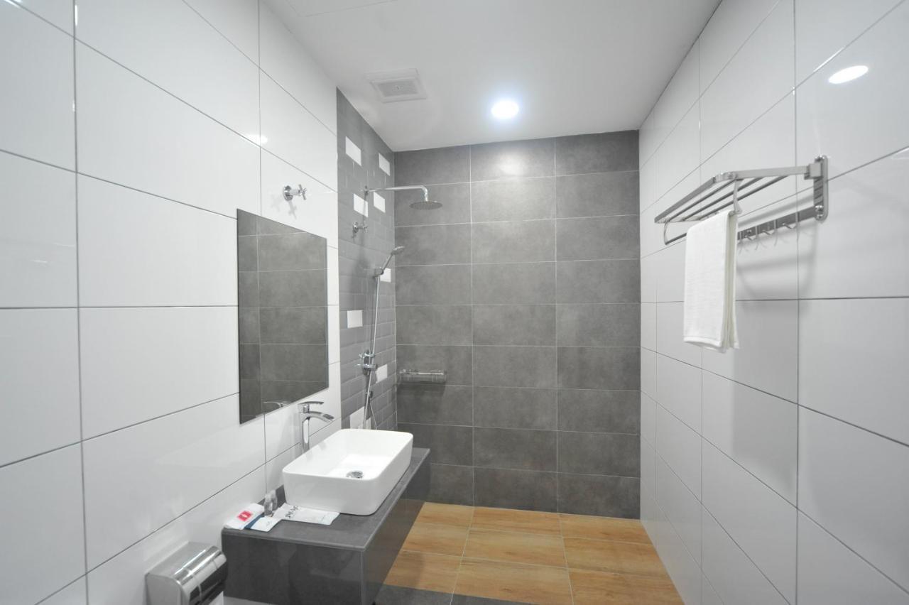 Mye Hotel Muar Esterno foto